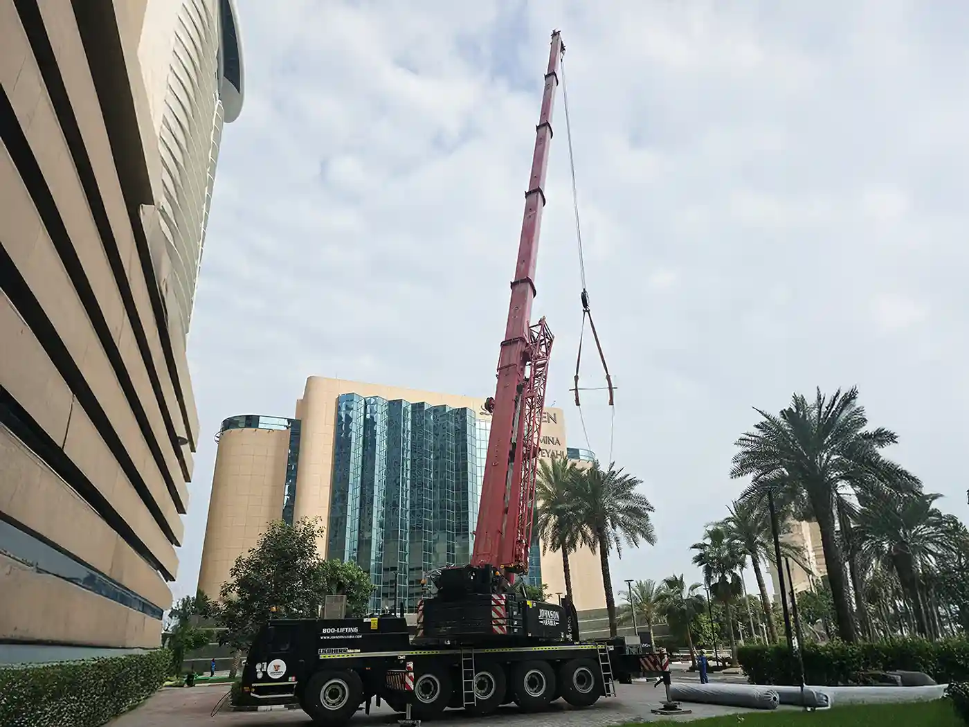 Johnson Arabia Seamless Glass Panel Installation With Liebherr LTM 1100-5.2