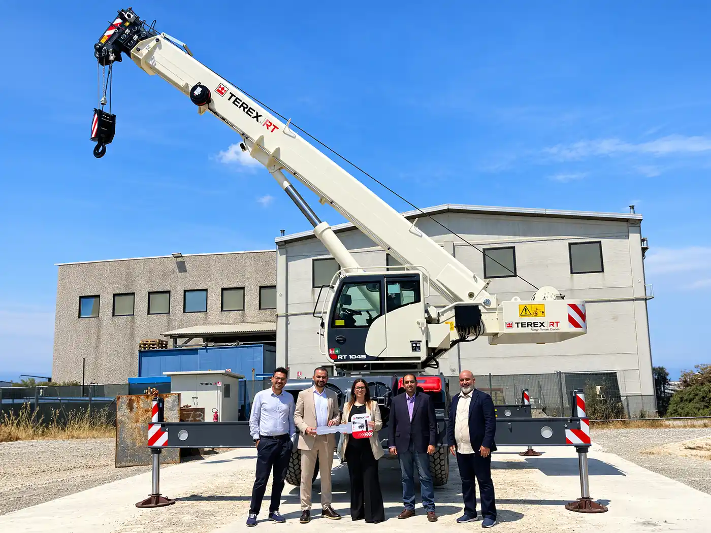 MENAS acquiert une grue Terex RT 1045 pour ses opérations maritimes dans le Golfe