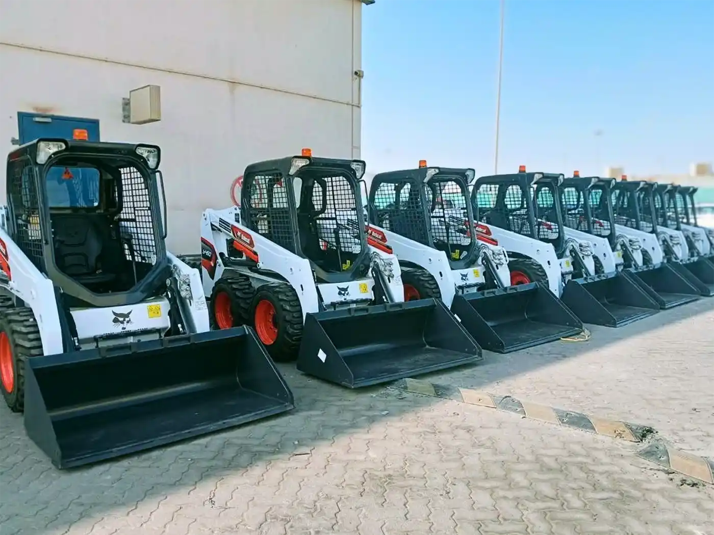 Kanoo Machinery livre 10 CHARGEUSES COMPACTES Bobcat aux Émirats arabes unis