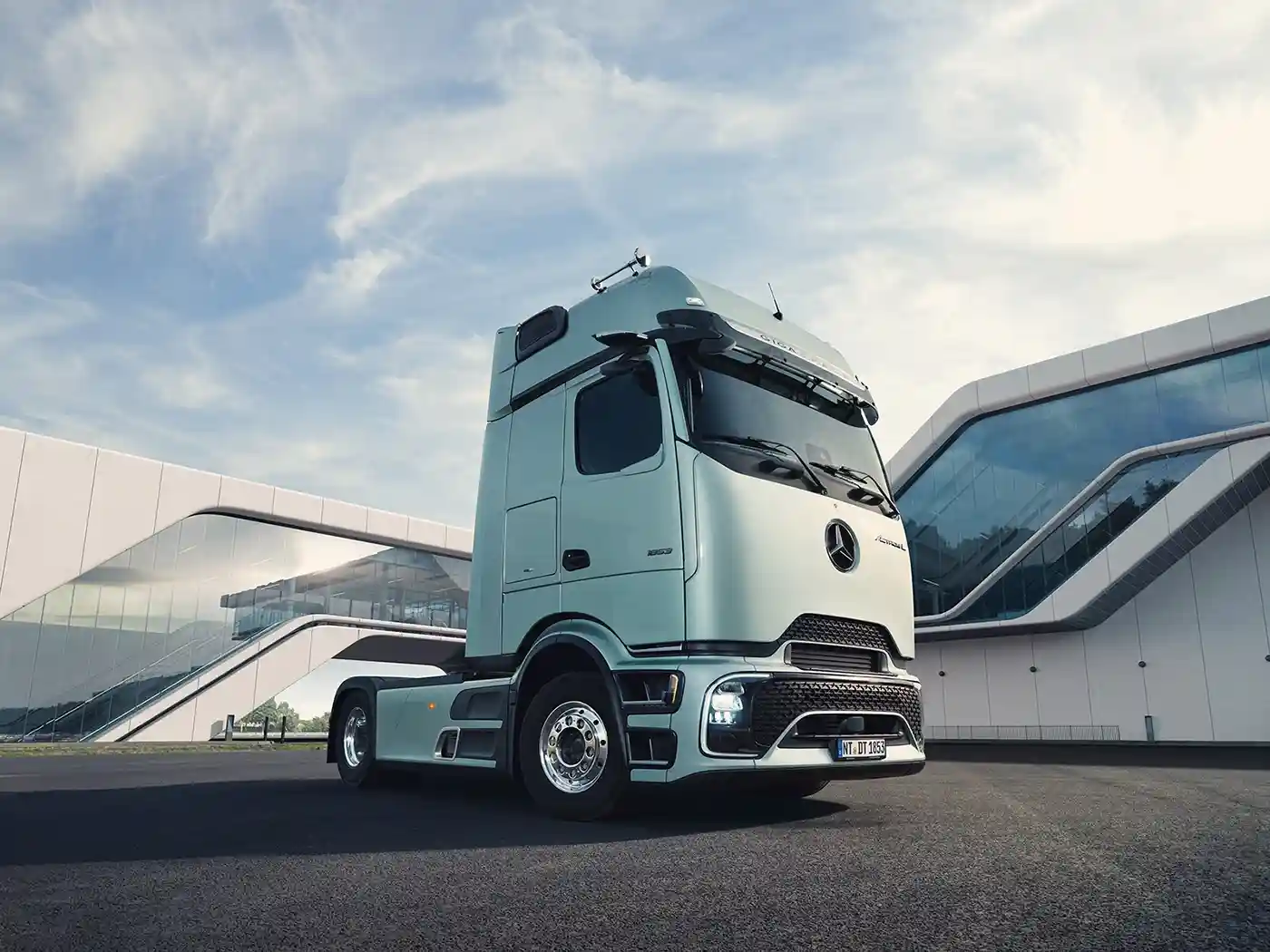 Gargash Delivers First Actros L with ProCabin In The UAE