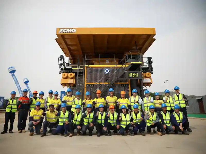 شركة XCMG تُسلم شاحنات تعدين لمشروع سيماندو للحديد في غينيا