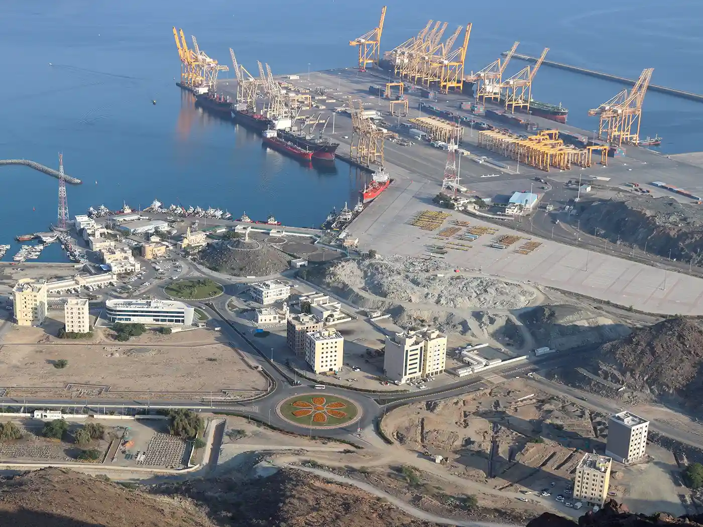 Le terminal de Khorfakkan dynamise le commerce des équipements lourds