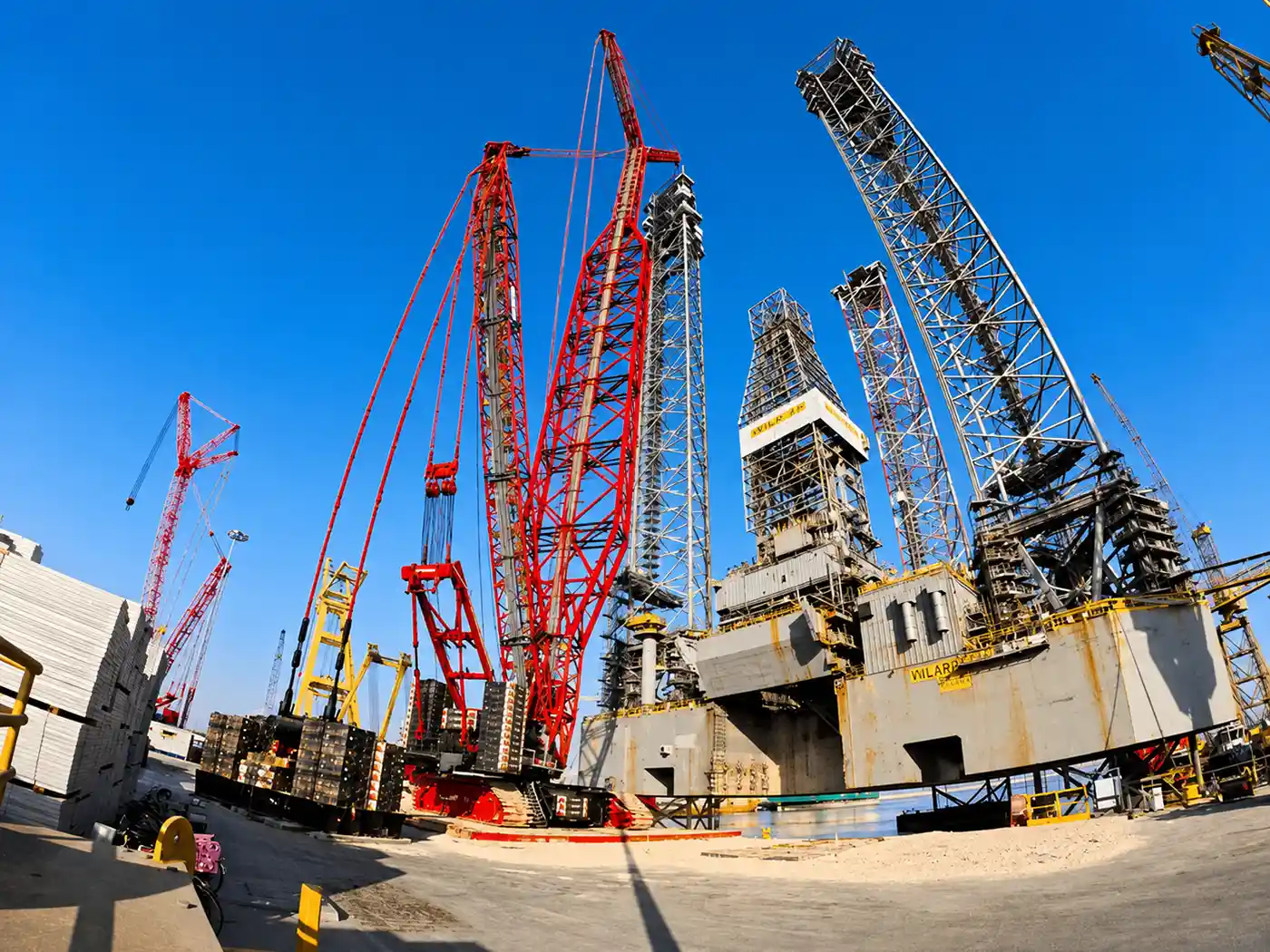 Mammoet Deploys CC 8800-1 Boom Booster For 105-Tonne Lifts At Drydocks World Dubai