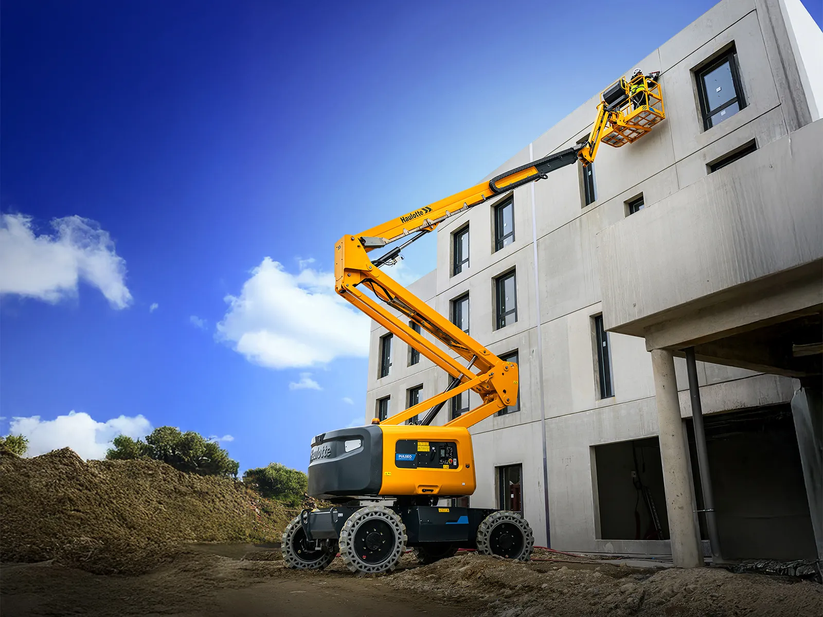 Haulotte Launches New Electric Rough-Terrain Boom Lifts