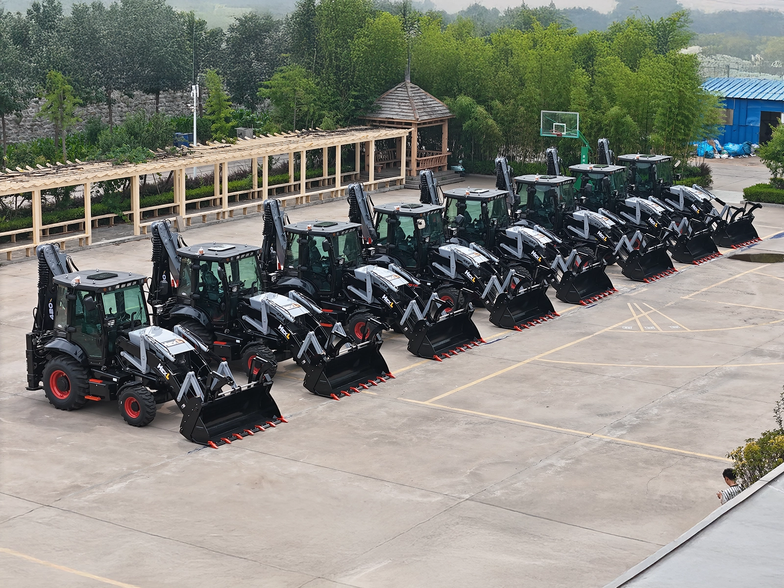 HexL Expands Global Footprint As Demand For 420X Backhoe Loader Surges