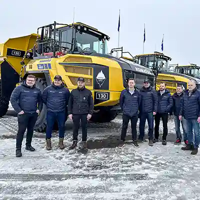 Commandes infrastructurales arctiques 12 camions-benne Komatsu HM460-6 ...