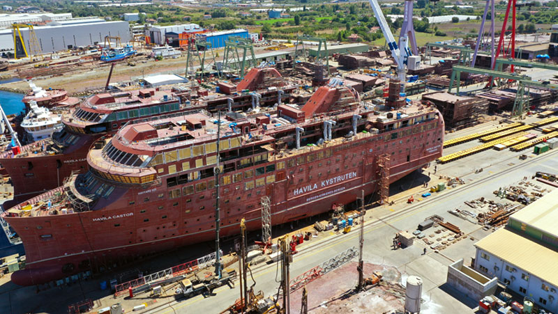 The 200 axle lines ready for positioning under the ship and taking the load