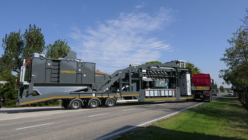 Marini’s Xpress towers are easy to transport and can be erected without a crane thanks to a hydraulic lifting system.