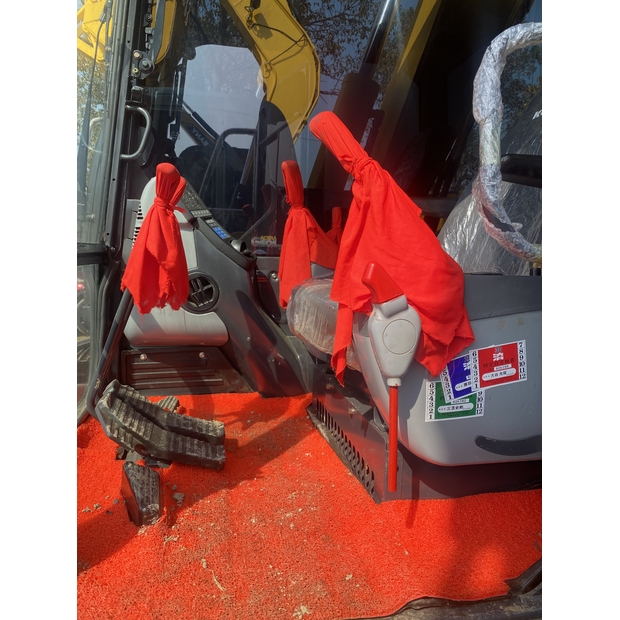 2025 Komatsu PC700-8-39325748