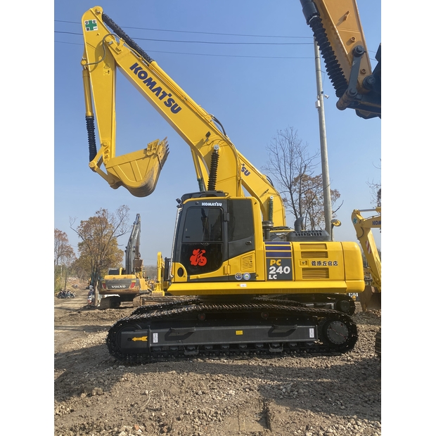 2024 كوماتسو PC240LC-8-39421386