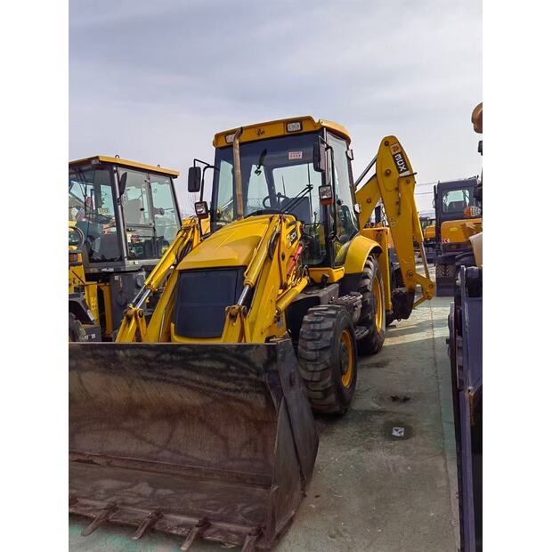 2022 جيه سي بي 3CX-39542340