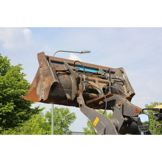 2016 فولفو L30G-39754527