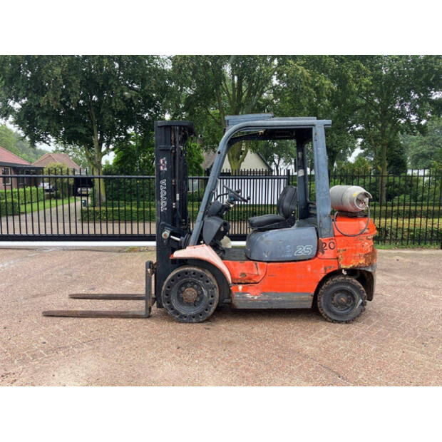 2003 Toyota 42-7FGF25-40139701
