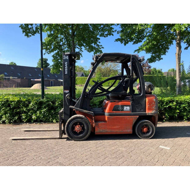 2004 نيسان UD02A25PQ-40140907
