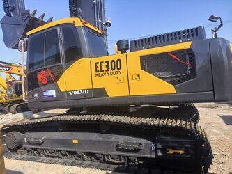 صورة ل حفارات مجنزرة 2023 فولفو EC300DL