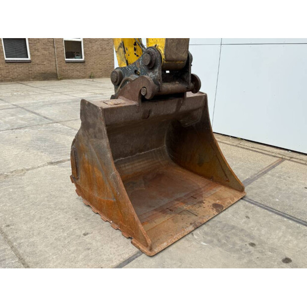 2005 New Holland E215LC-40370223