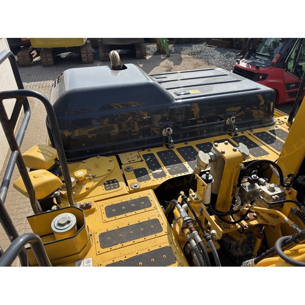 2021 كوماتسو HB215LC-3-40567588