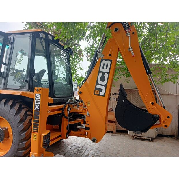 2025 جيه سي بي 3CX-40586122