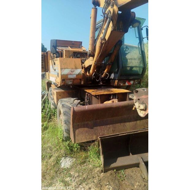 CASE 688-40611797
