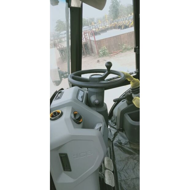 2025 جيه سي بي 3CX-40619388