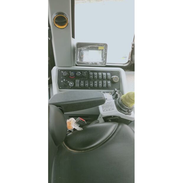 2025 جيه سي بي 3CX-40619392