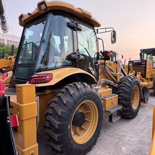 2025 JCB 4CX-40631154