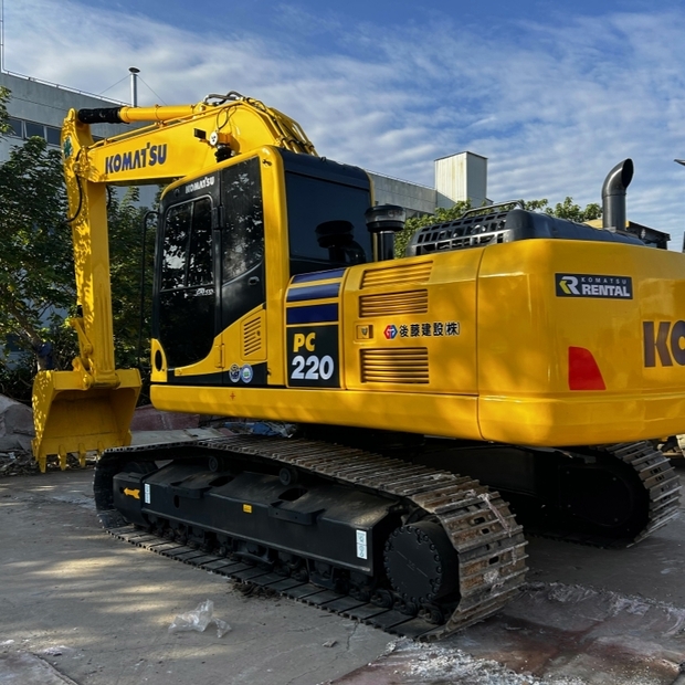 2022 Komatsu PC220-8-40631336