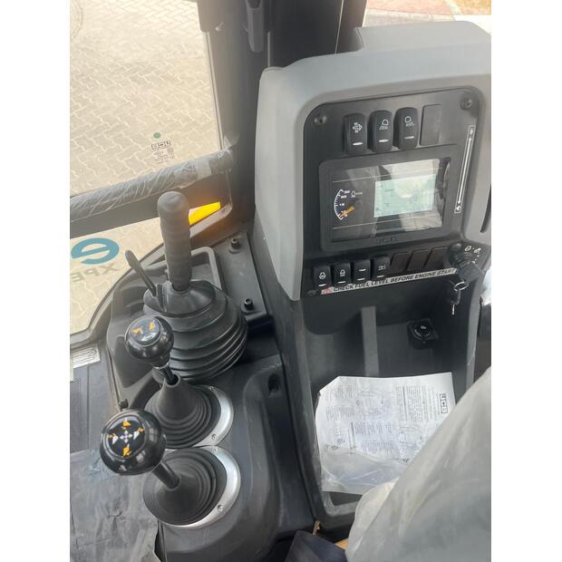 2024 جيه سي بي 3DX-40708104