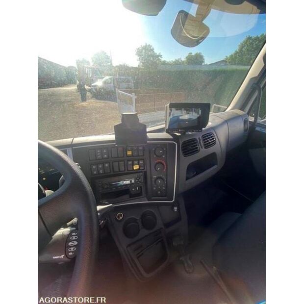 2025 Renault D-40744275