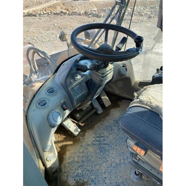 فولفو L180F-40972971