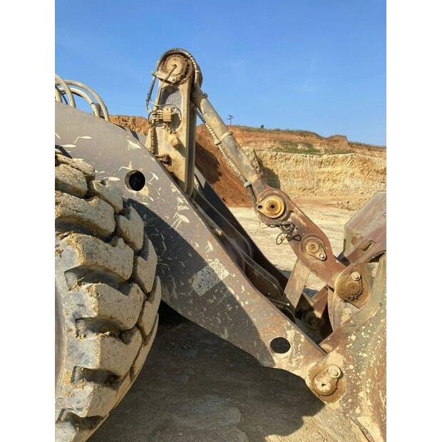فولفو L180F-40972979