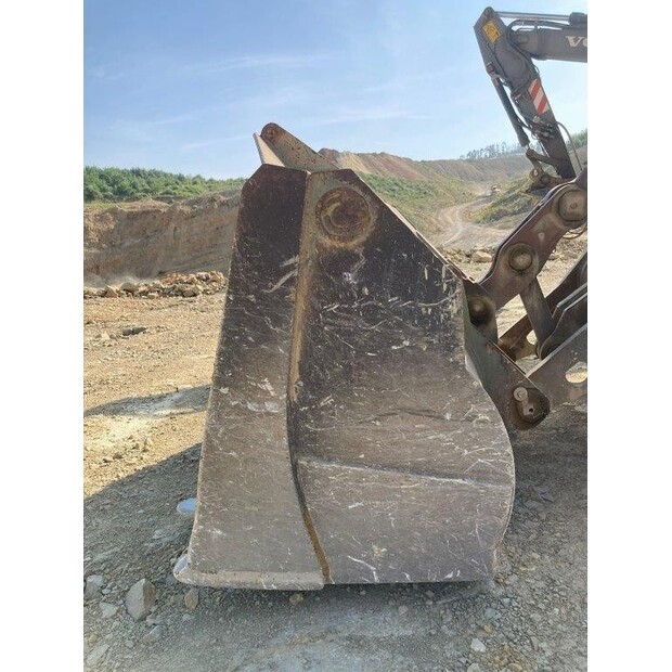 فولفو L180F-40972980