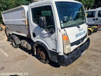 صورة ل شاحنات قلابة 2009 نيسان Cabstar للبيع في فرنسا