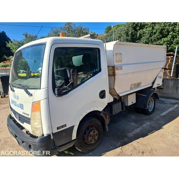 2009 نيسان Cabstar-40982230
