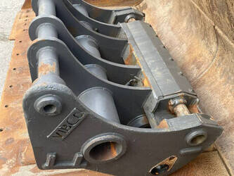 صورة ل دلاء 2013 فولفو L250H