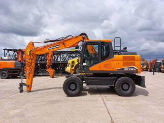 صورة ل حفارات بعجلات 2024 ديفيلون DX 140 W-7