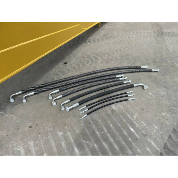 2025 Caterpillar 320D-41028361