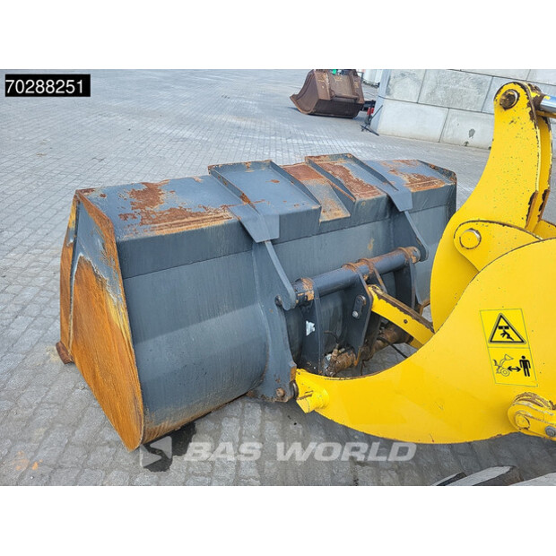 2019 كوماتسو WA100M-8E0-41034554