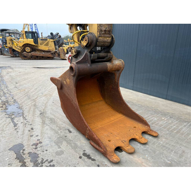 2018 Caterpillar 325FLCR-41077943