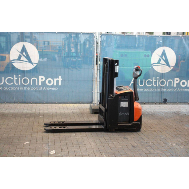 2015 BT SWE140L-41118792