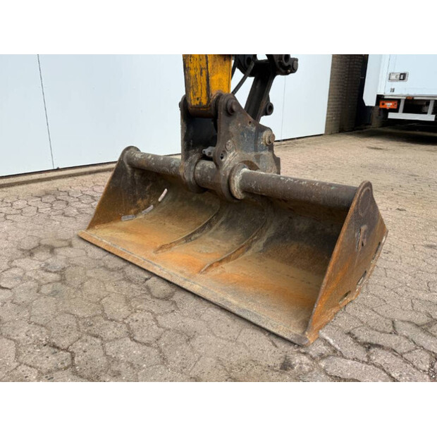 2019 جيه سي بي 86C-1-41139035