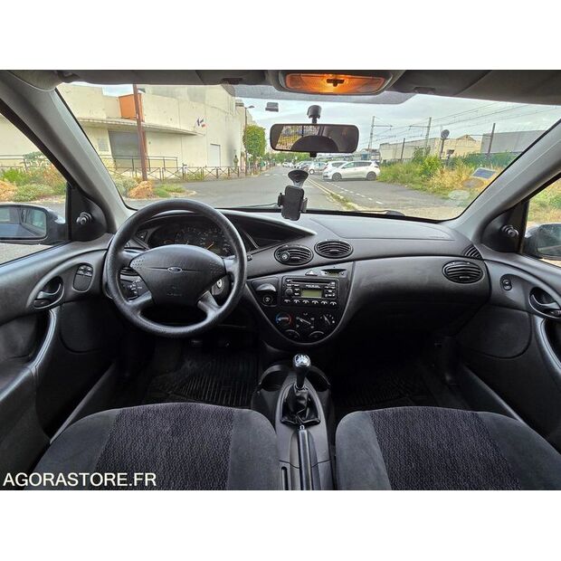 2000 Ford Focus-41184009