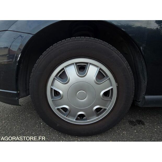 2000 Ford Focus-41184010