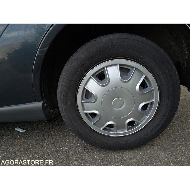 2000 Ford Focus-41184011