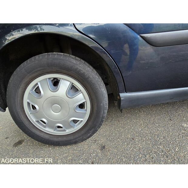 2000 Ford Focus-41184013