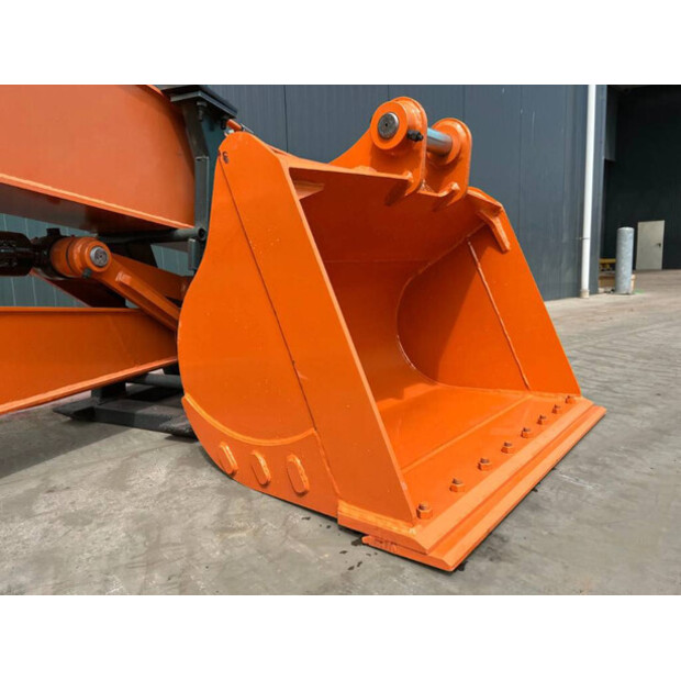 2025 Hitachi ZX200-41284651
