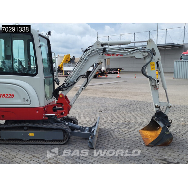 2022 تاكوتشي TB225-41310158