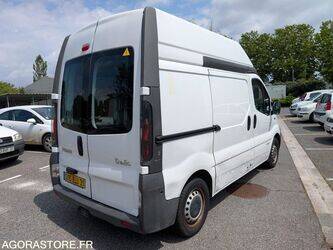 2004-renault-trafic-1301199-cover-image 2004-renault-trafic-1301199-cover-image