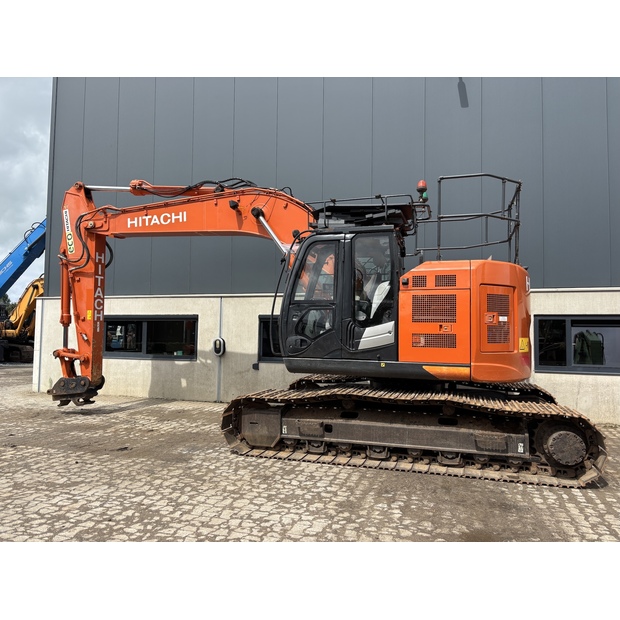 2019 هيتاشى ZX225USLC-6-41333060
