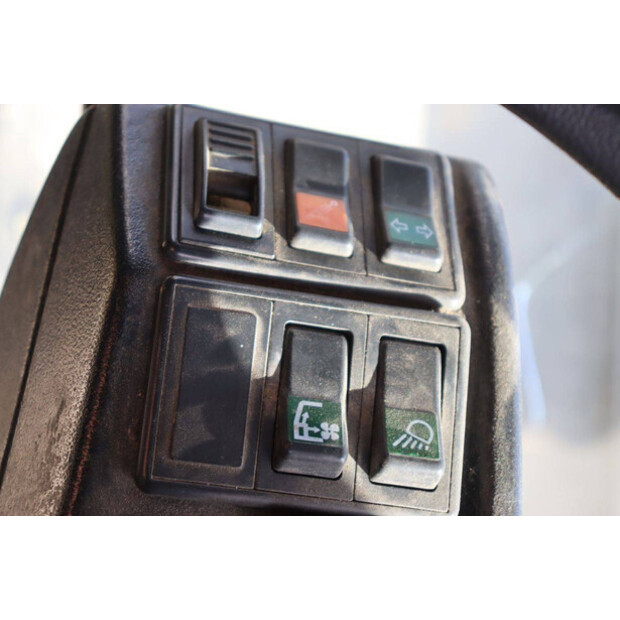 1998 HMF 446-41340894